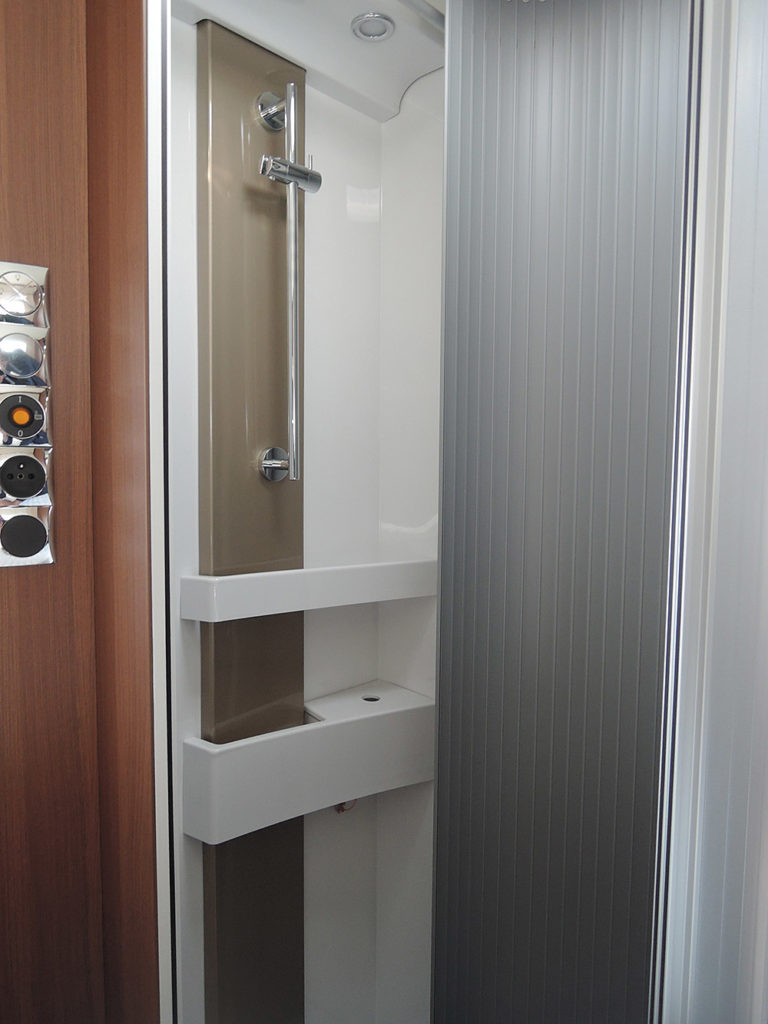 Location Camping Car Morlaix Lmc Douche