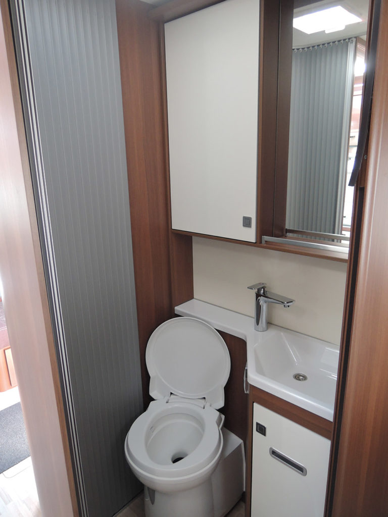 Location Camping Car Morlaix Lmc Toilettes